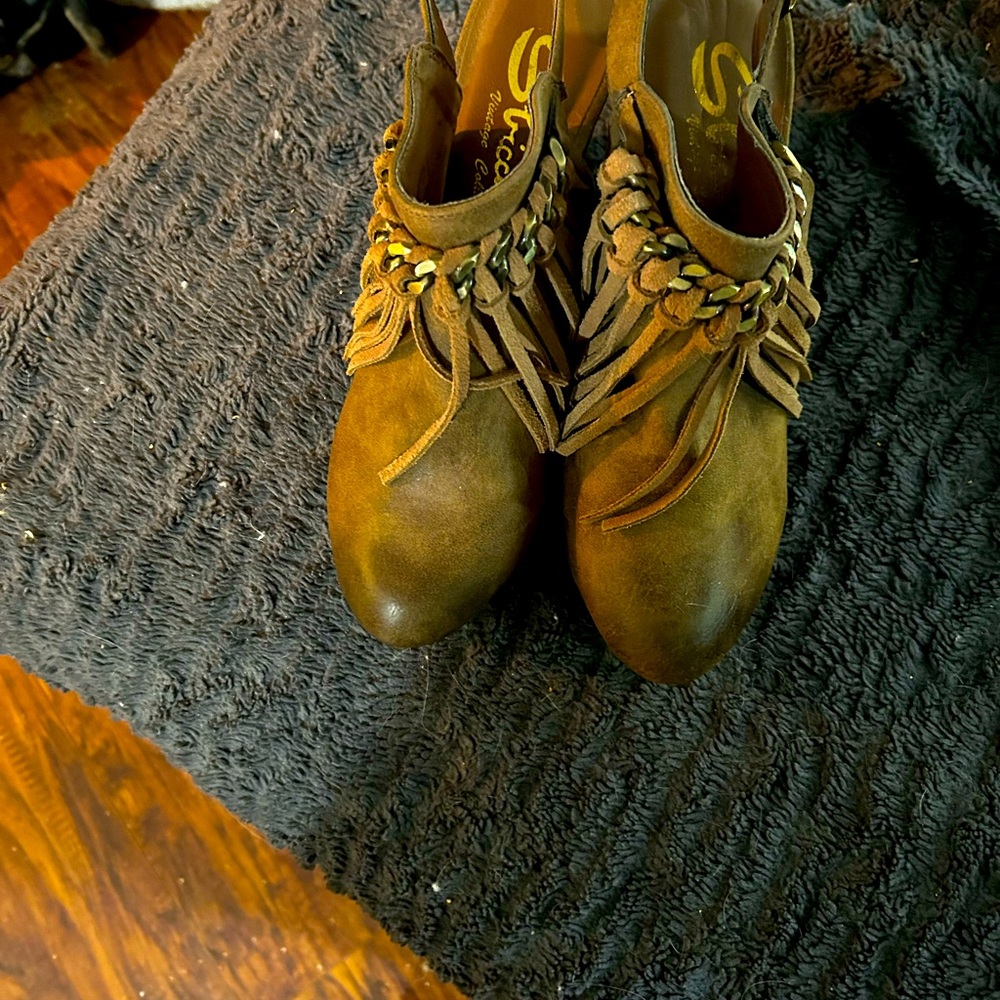 New sandals widen size 8